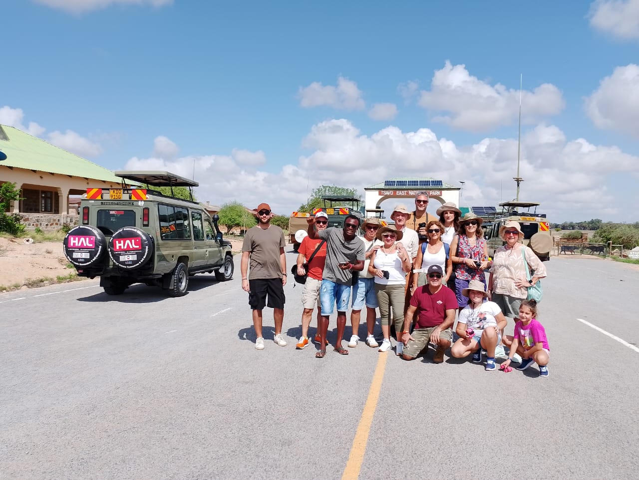 Branzino con un gruppo all’ingresso dello Tsavo Est