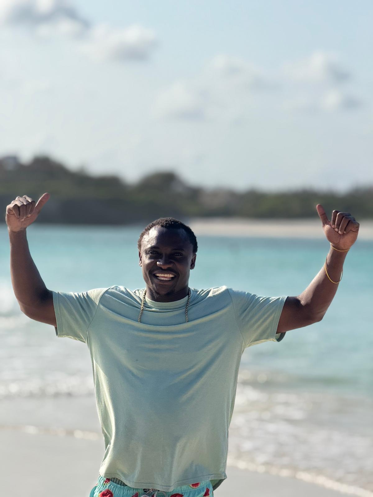 Branzino sorridente sulla spiaggia di Watamu