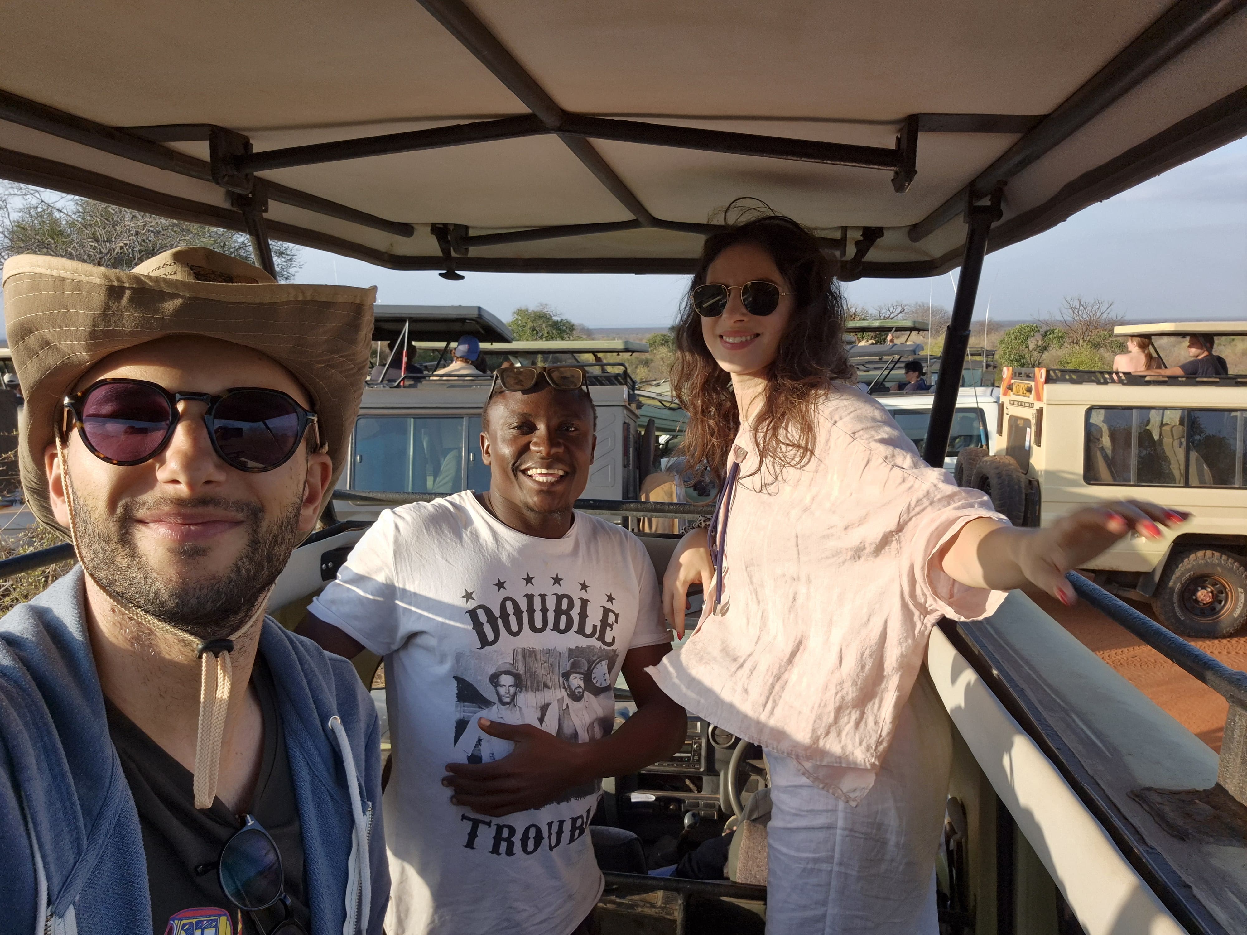 Branzino con due viaggiatori in piedi sulla jeep da safari